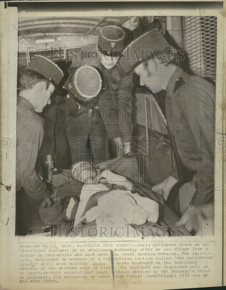 1973 Press Photo Paris policemen Ambulance Saudi Arabian embassy Palestinian - Historic Images