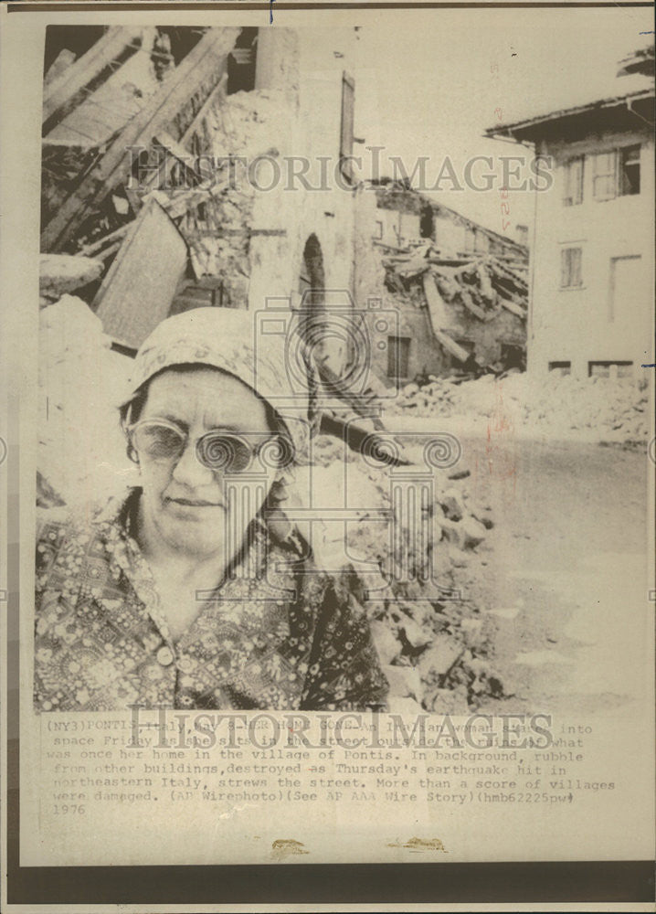 1976 Press Photo Italian woman home Pontis space Street ruins building rubble - Historic Images