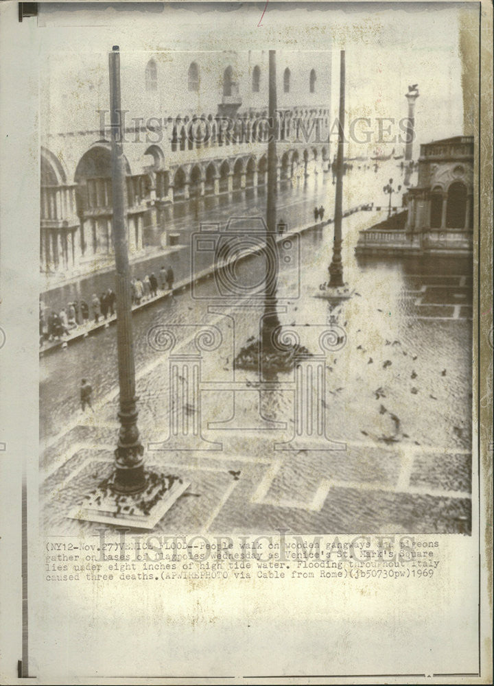 1969 Press Photo Venice&#39;s St. Mark&#39;s Square lies under high tide water - Historic Images