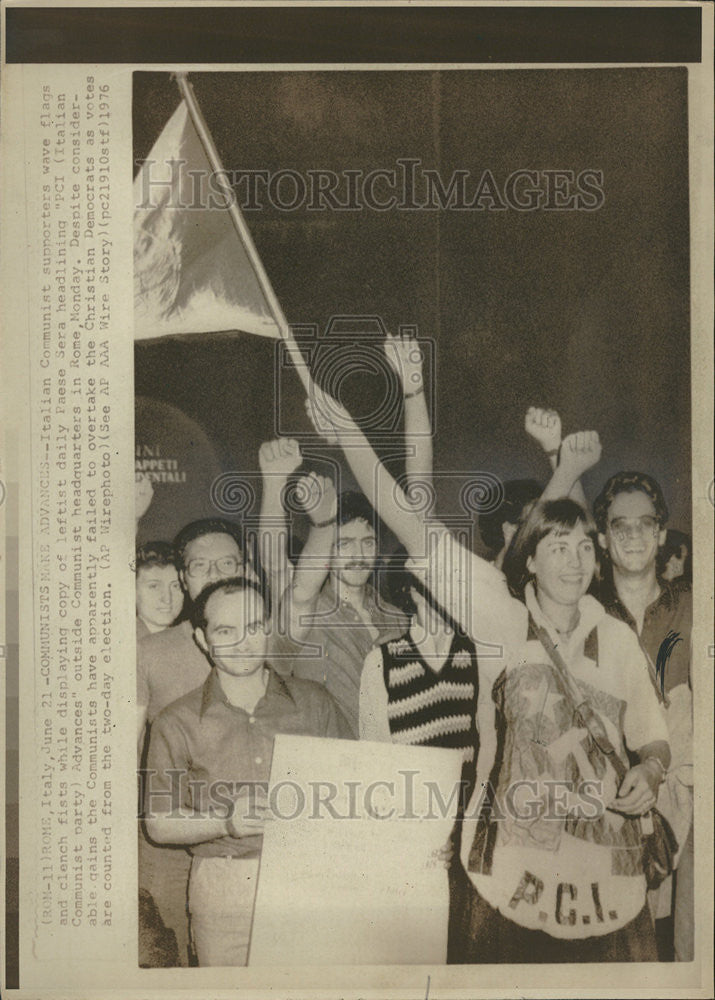 1976 Press Photo Italian Communist supporter flag Christian democrat display - Historic Images