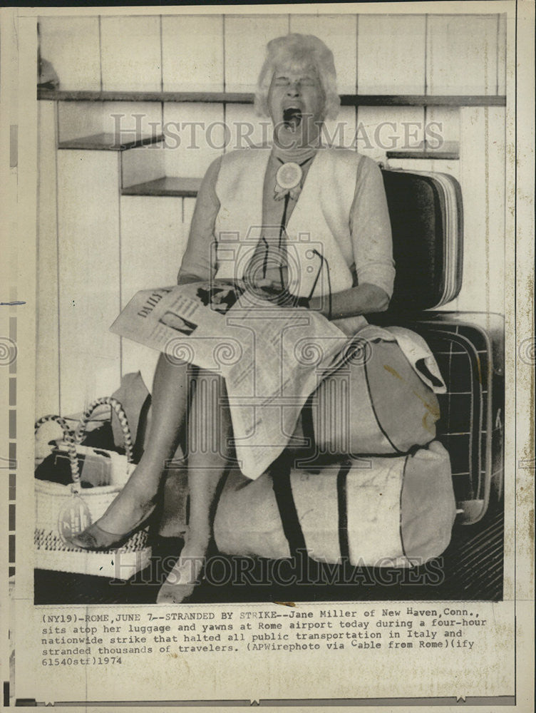 1974 Press Photo Jane Miller New Haven luggage Yawns Rome airport Strike Italy - Historic Images