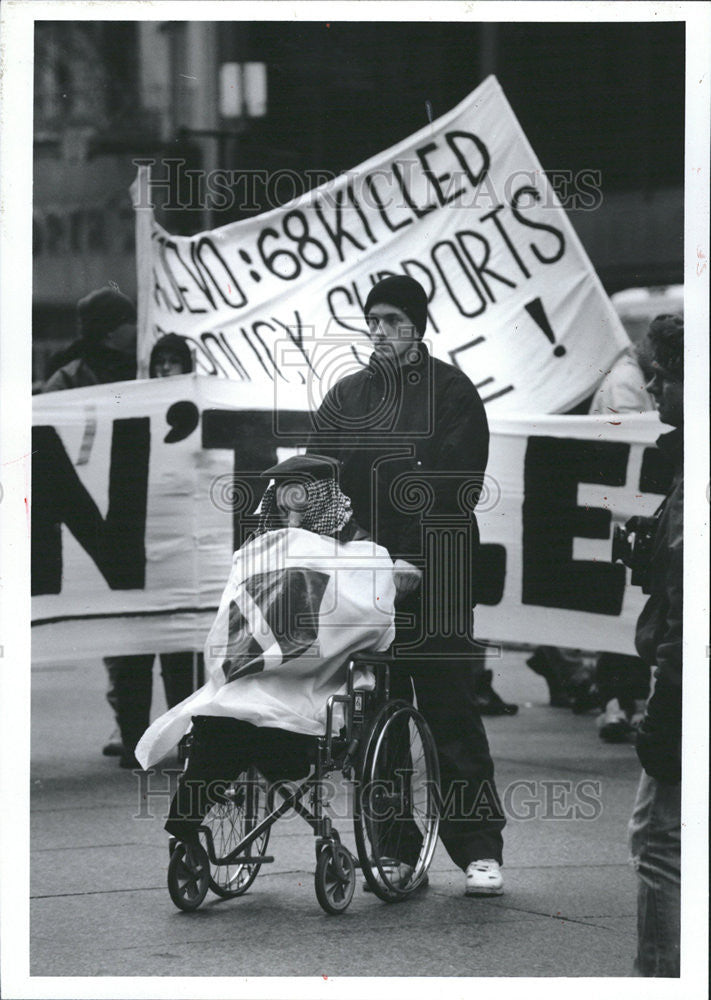 1994 Press Photo Bosnian refugee Omer Mesic Nthad Radonja protest Daley Plaza - Historic Images