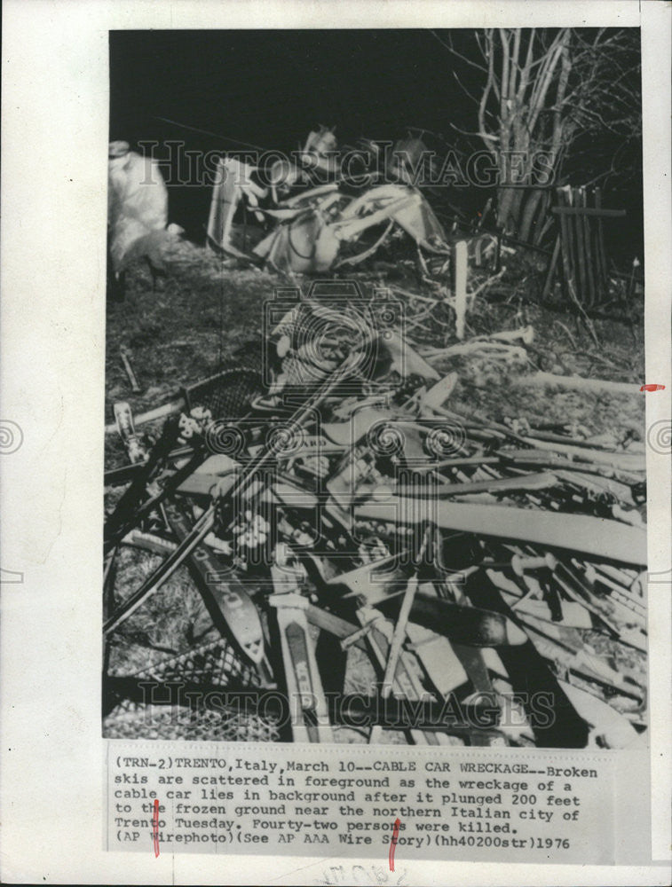 1976 Press Photo Broken skis wreckage cable car frozen ground northern Italian - Historic Images