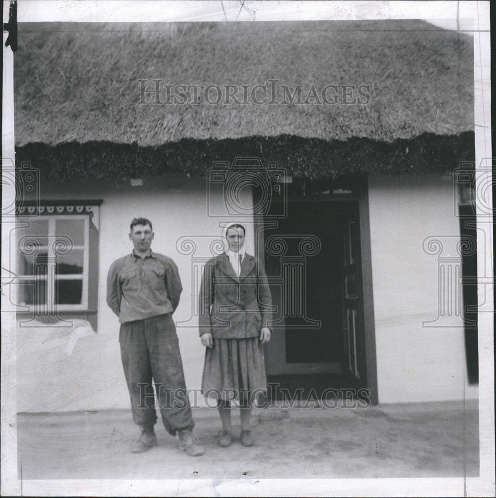 1956 Press Photo Couple stand home large collective farm Ukraine Eastern Europe - Historic Images