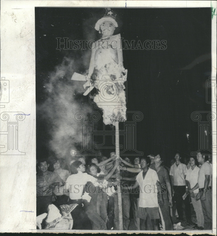 1975 Press Photo Thai student burn President Ford Bangkok demonstration military - Historic Images