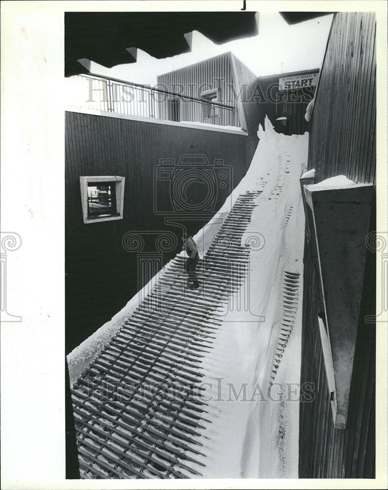 1983 Press Photo Spectators Can Watch Skiers From Their Tables - Historic Images