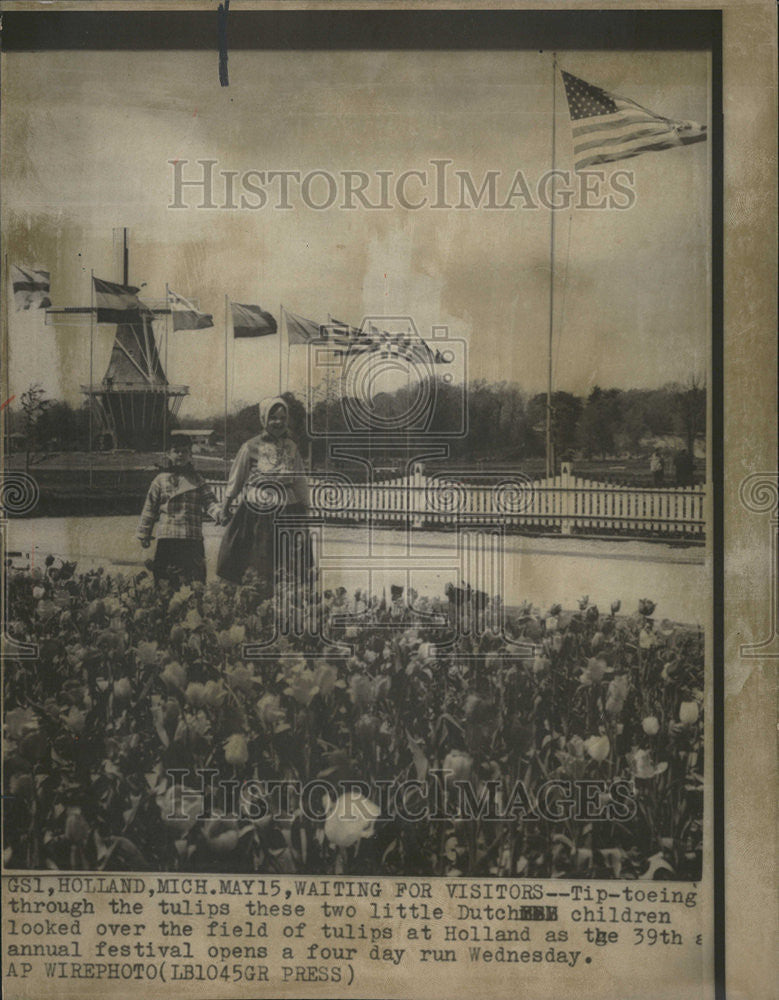 1968 Press Photo Dutch Children tulips 39th annual festival little filed - Historic Images