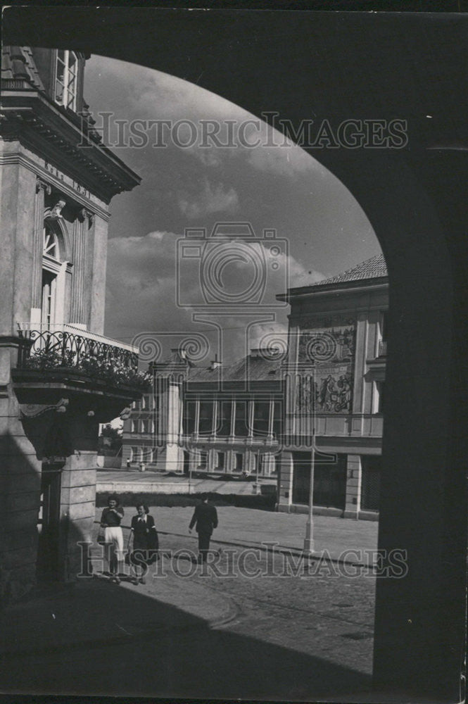 1954 Press Photo People apartment joyless society Poland refute burst - Historic Images