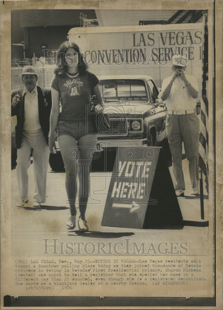 1976 Press Photo Las Vegas Resident Walk Downtown Polling Place Neveda - Historic Images