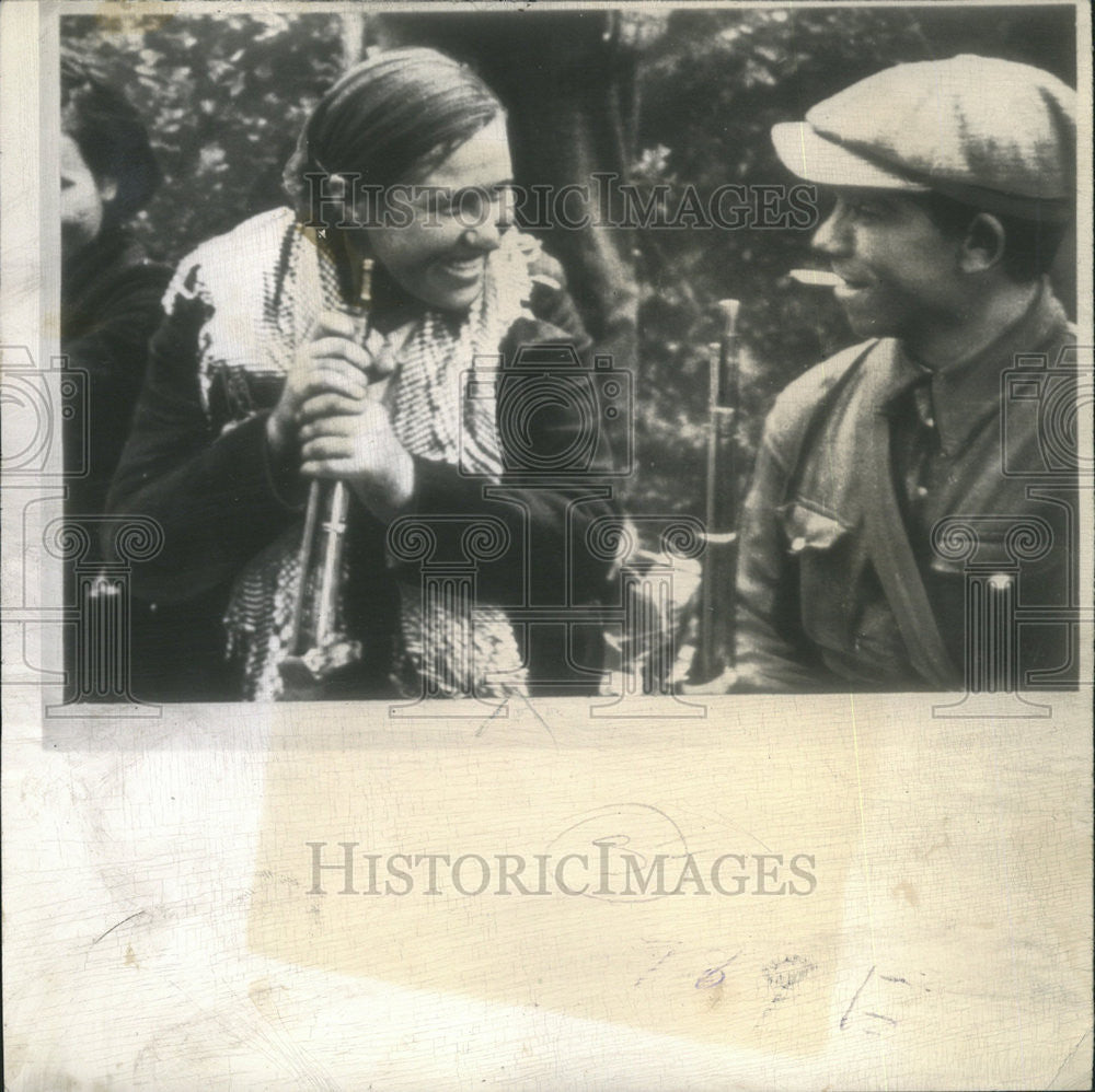 1943 Press Photo Typical Nations Defiance Russian Woman Grip Gun Chat Guerilla - Historic Images