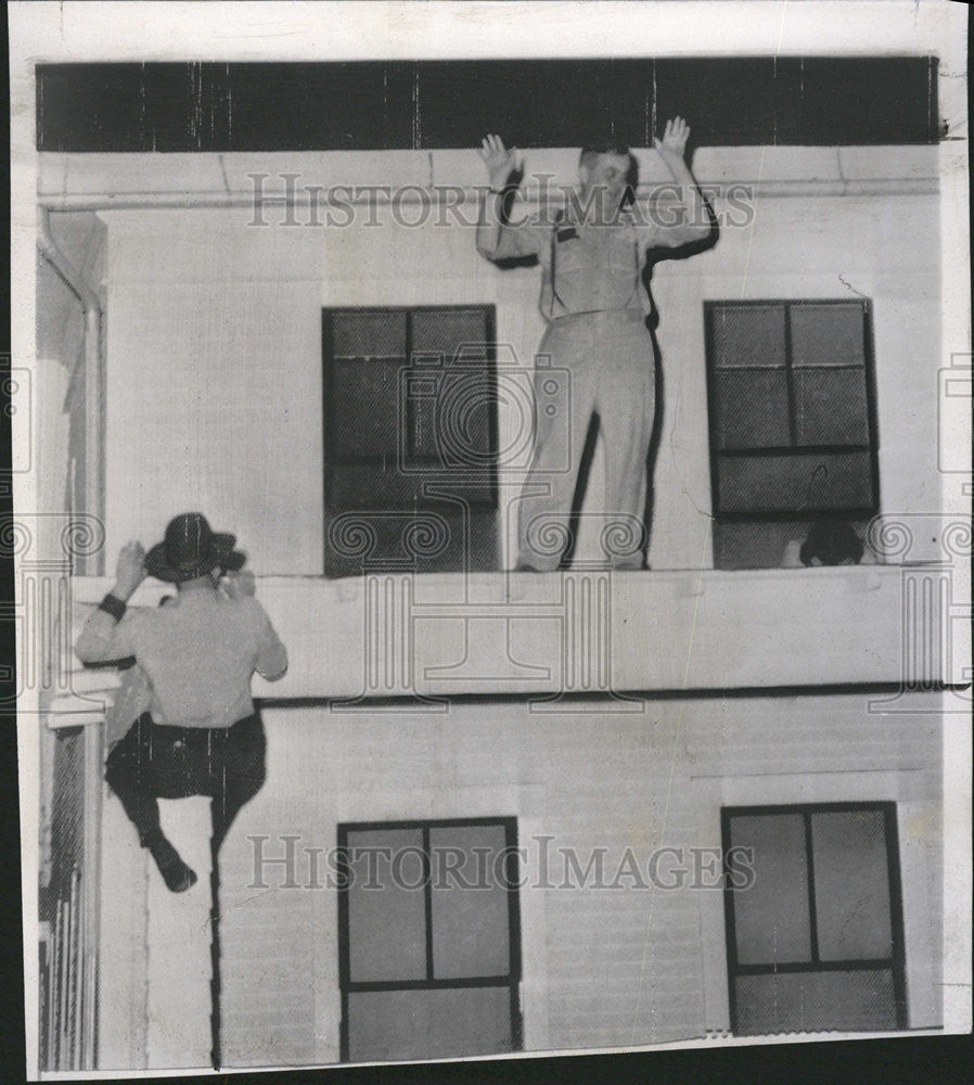 1955 Press Photo State trooper Emanuel Miller tear gas fire police force roof - Historic Images