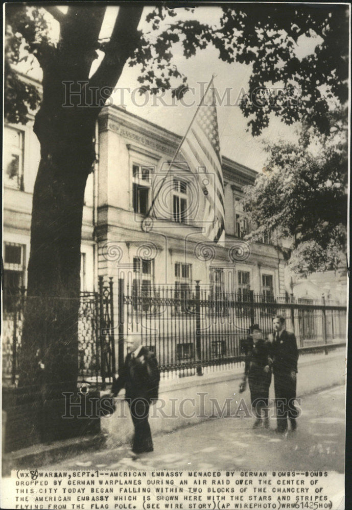 1939 Press Photo German warplanes Bombs American Embassy flag pole stripes - Historic Images