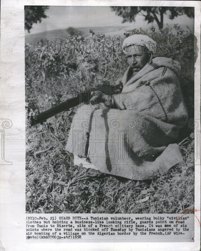 1958 Press Photo Tunisian volunteer guards point rifle Bizerte French military - Historic Images