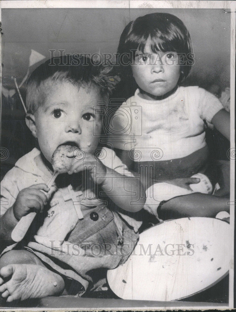 1959 Press Photo Uruguay Tacuarembo district barefooted youngsters spoons flood - Historic Images