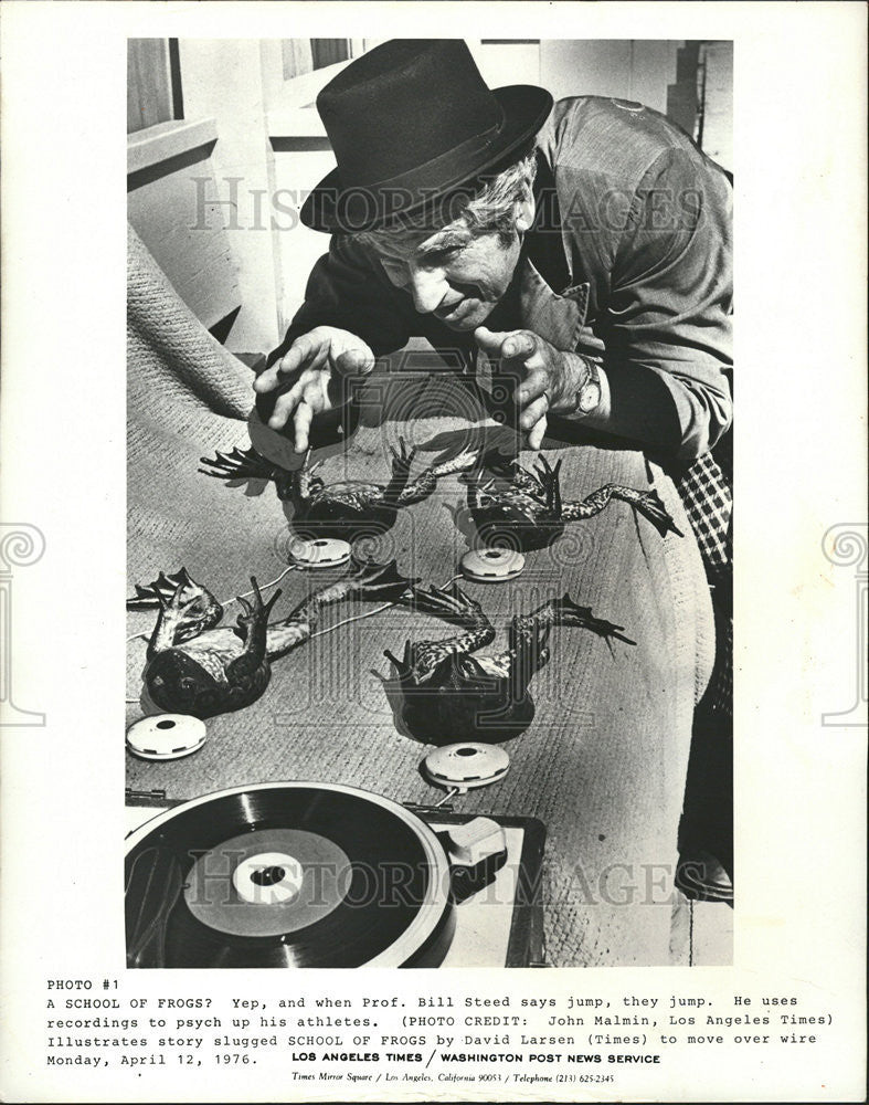 1976 Press Photo Prof. Bill Steed uses frogs to psych up his athletes - Historic Images