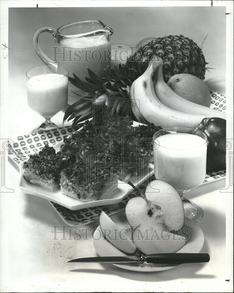 1978 Press Photo Snack Urge Nutrition Fresh Fruit Vegetable Munch Bar Drink Sip - Historic Images