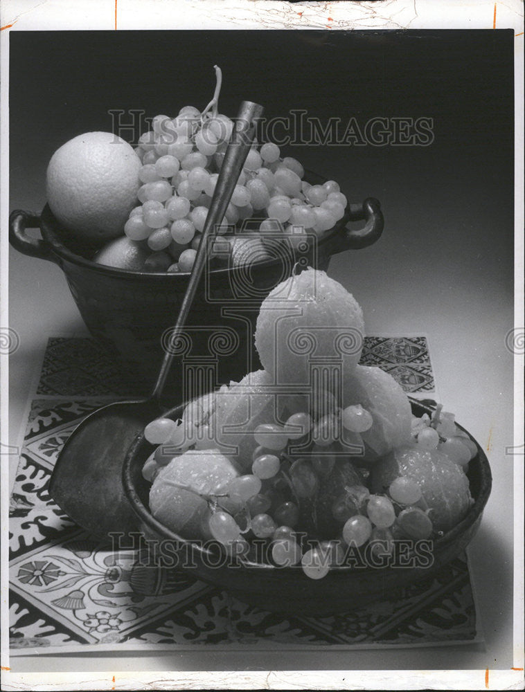 1975 Press Photo Grecian Grapes Oranges Fruits - Historic Images