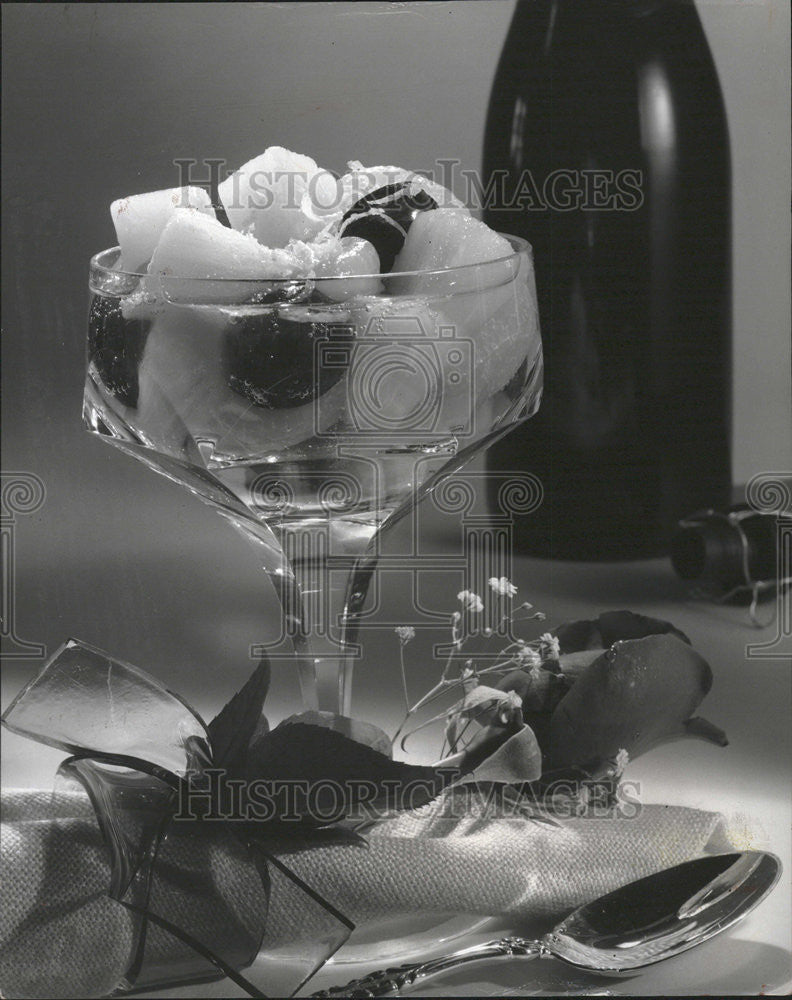 1975 Press Photo Champagne Brunch Compote - Historic Images