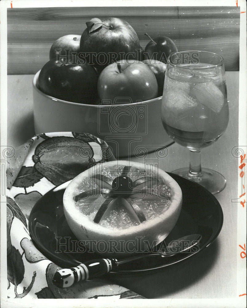 1974 Press Photo Apple wedges turns grapefruit into festive fare. - Historic Images