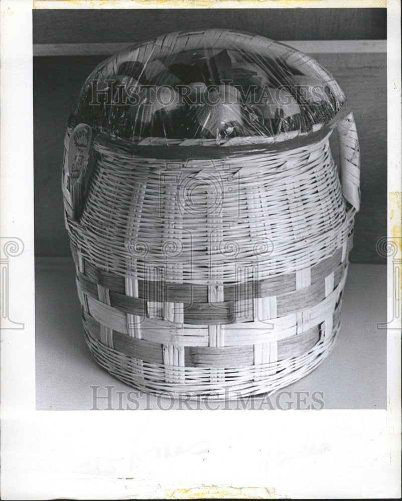 1966 Press Photo Net Basket Fill Variety Fruit Norman Zeisloft - Historic Images