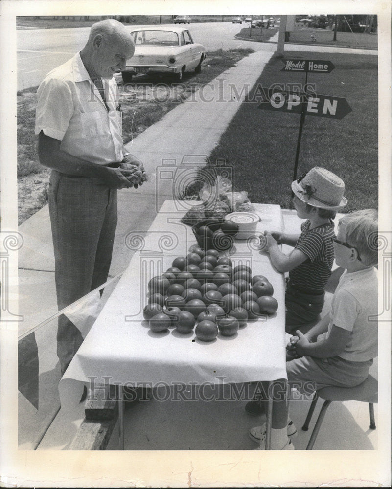 1971 Press Photo Young kids sell tomatoes in front of their home. - Historic Images