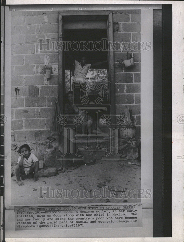 1971 Press Photo Mother Thirty Door Stoop Child Mexico Poor Rapid Pace Economic - Historic Images