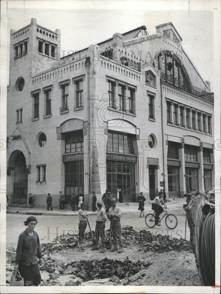 1946 Press Photo German Soldiers Clear The Debris Of War From A Ukranian Street - Historic Images