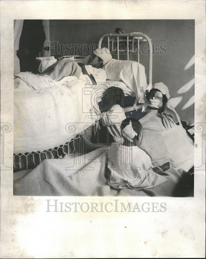 1958 Press Photo 3 injured Tunisians, victim of the French bombing of Sakiet. - Historic Images