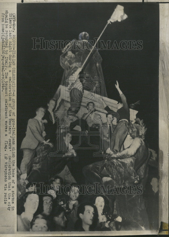 1948 Press Photo Pro Italians climb Trieste Westren Powers Italy waves flag - Historic Images