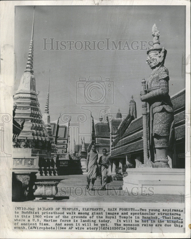 1962 Press Photo Two Young Aspirant Buddhist Walk Giant Image Spectacular Temple - Historic Images