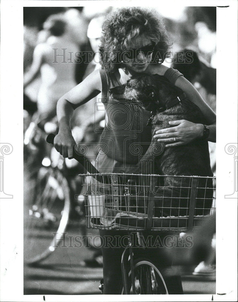 1988 Press Photo Linda Bogumil-Siapno Clearwater Dog Madison Ride Bike Beach - Historic Images