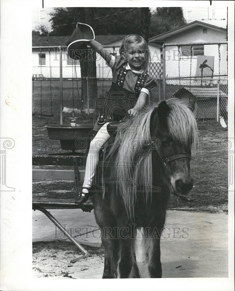 1978 Press Photo Five-year-old Kira Scherer Horses Around On Flower Power - Historic Images