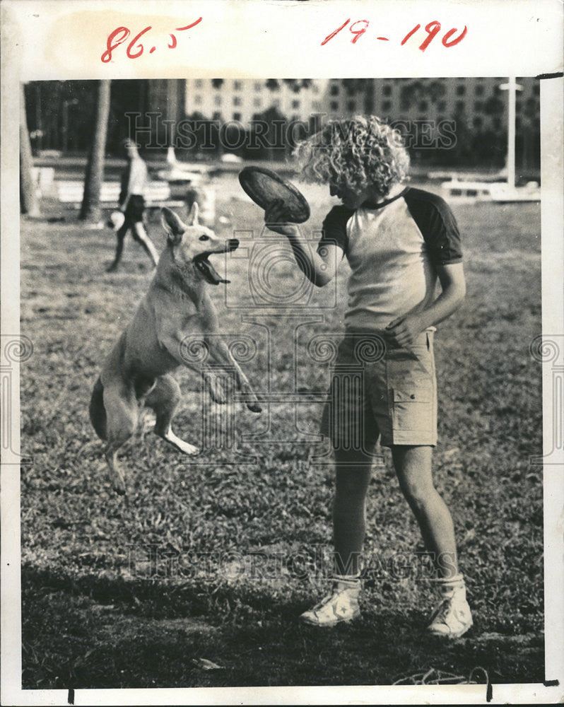 1978 Press Photo Frisbee Catch Fetch contest St Petersburg spa beach downtown - Historic Images