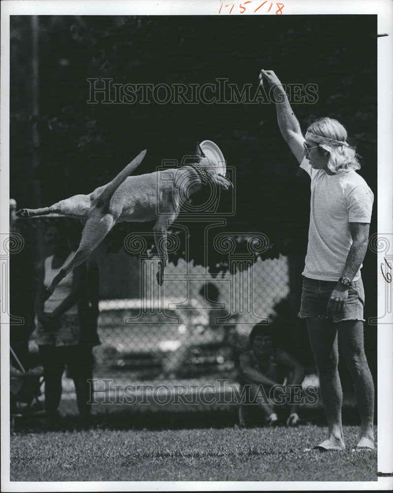 1977 Press Photo Brutus fetches Frisbee Mike Straub Fred Victorin - Historic Images