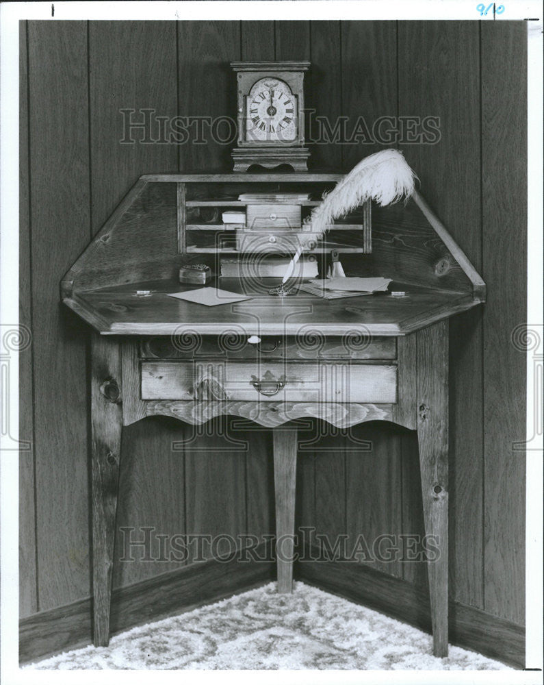 1989 Press Photo Comer desk features drawers Cubbyholes Table Room Clock Large - Historic Images