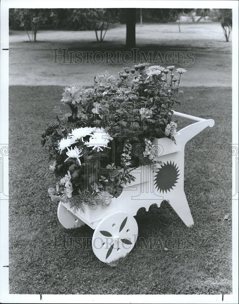 1987 Press Photo Whether patio planter garden flowers Charming Lawn Exterior - Historic Images