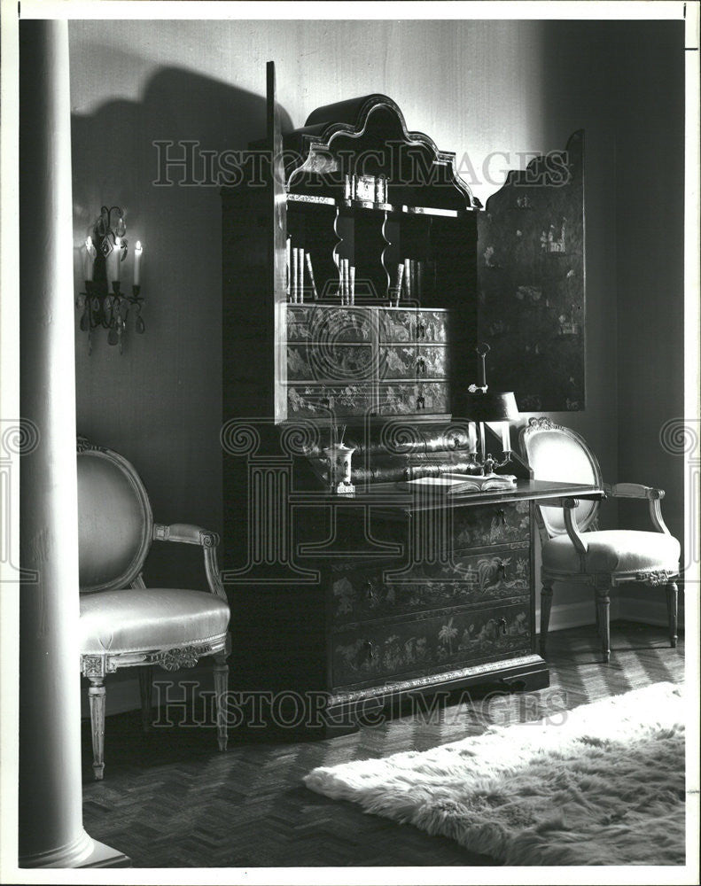 1983 Press Photo Venetian secretary brilliant red lacquer Living room Furniture - Historic Images