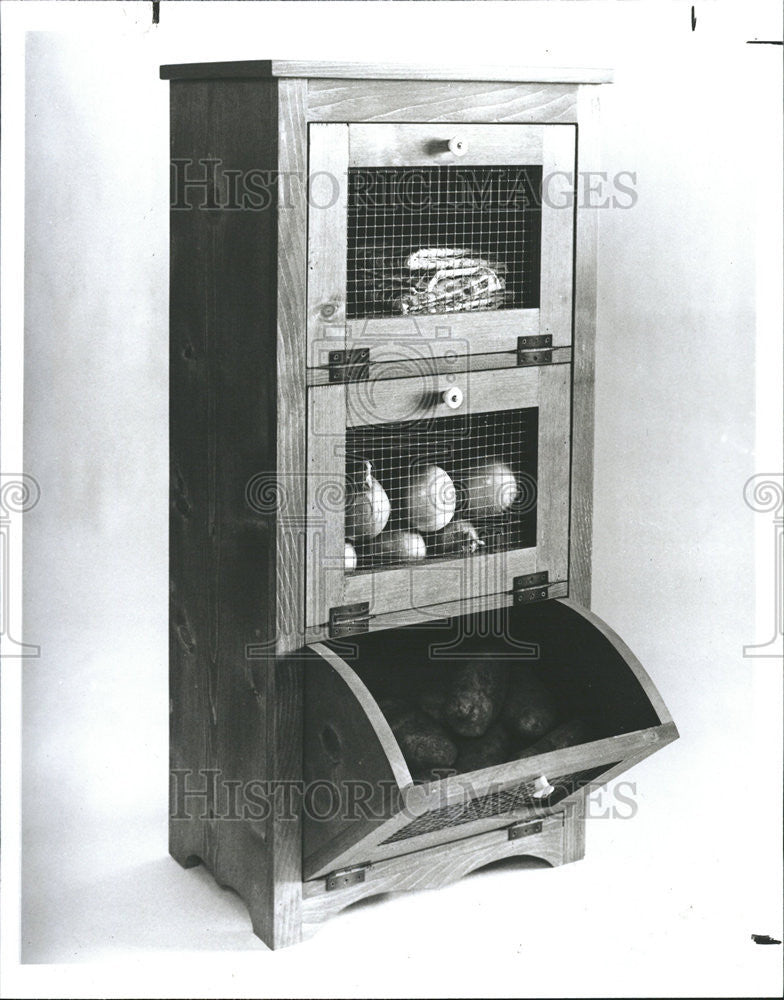 1992 Press Photo Shelves for storing vegetables and fruits - Historic Images