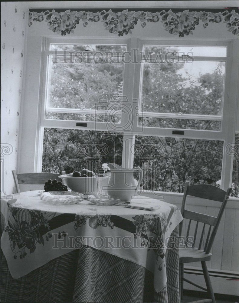 1991 Press Photo Furniture dinning Tables deprecated room Jug Plates - Historic Images