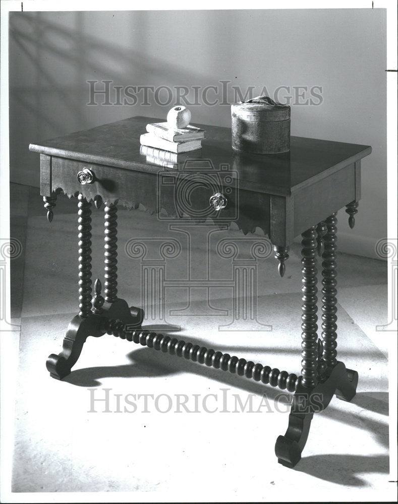 1991 Press Photo Jigsaw Patterned reproduction table Victorian style Furniture - Historic Images