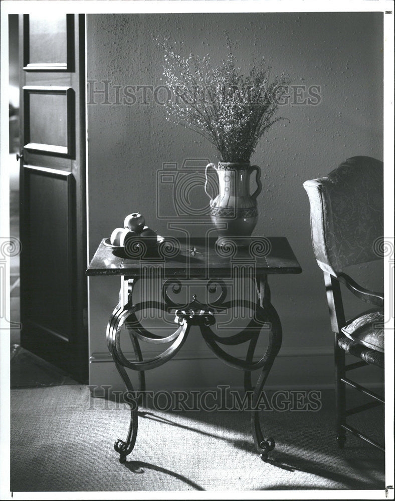 1992 Press Photo Table Chair make room furniture decoration home appliance decor - Historic Images