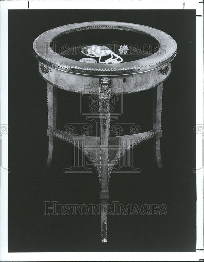 1988 Press Photo A Circular Display With Ormolu Egyptian Heads - Historic Images