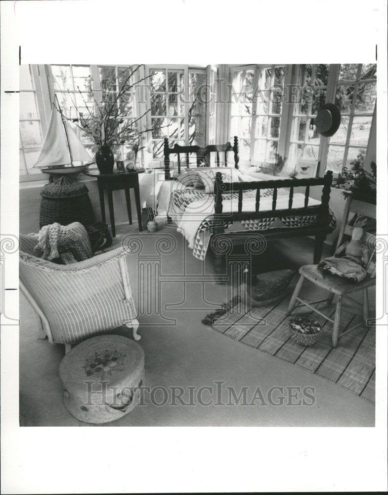 1988 Press Photo Table Chair make room furniture bedroom home decor appliance - Historic Images