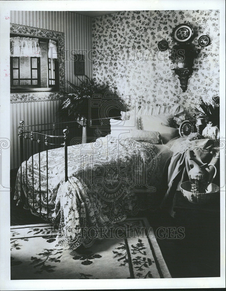 1987 Press Photo Cozy Bedroom shades roller window shelves elegant Brass Day - Historic Images