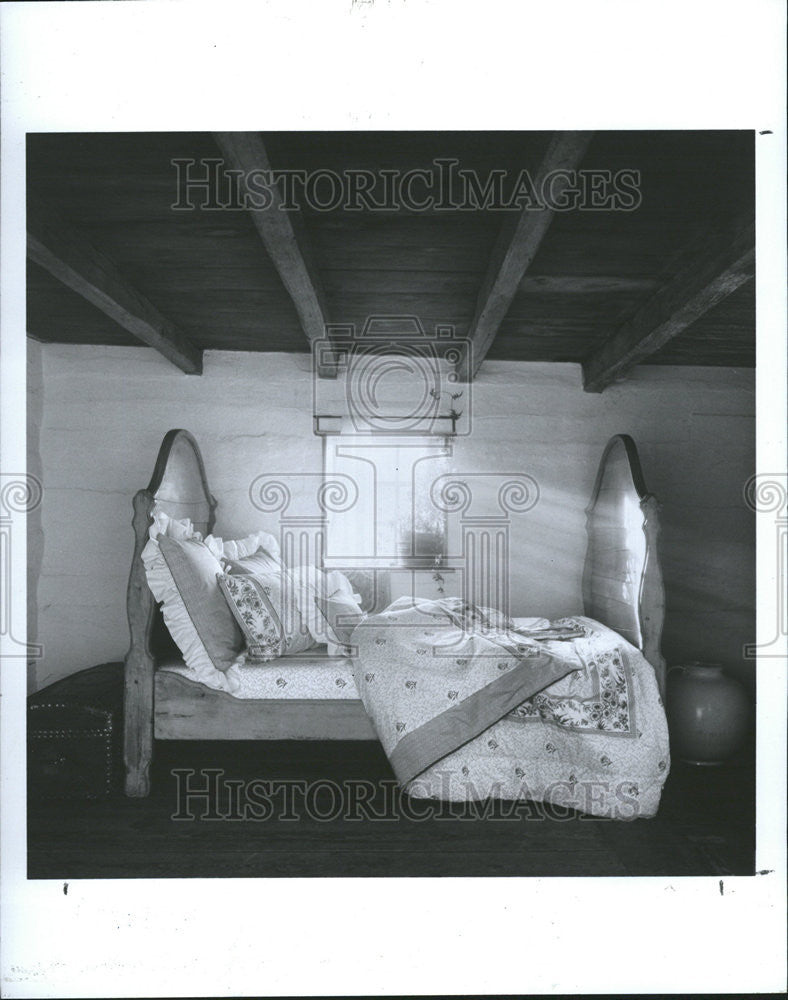 1987 Press Photo Big bed fairly small room Pillows Sheet Window - Historic Images