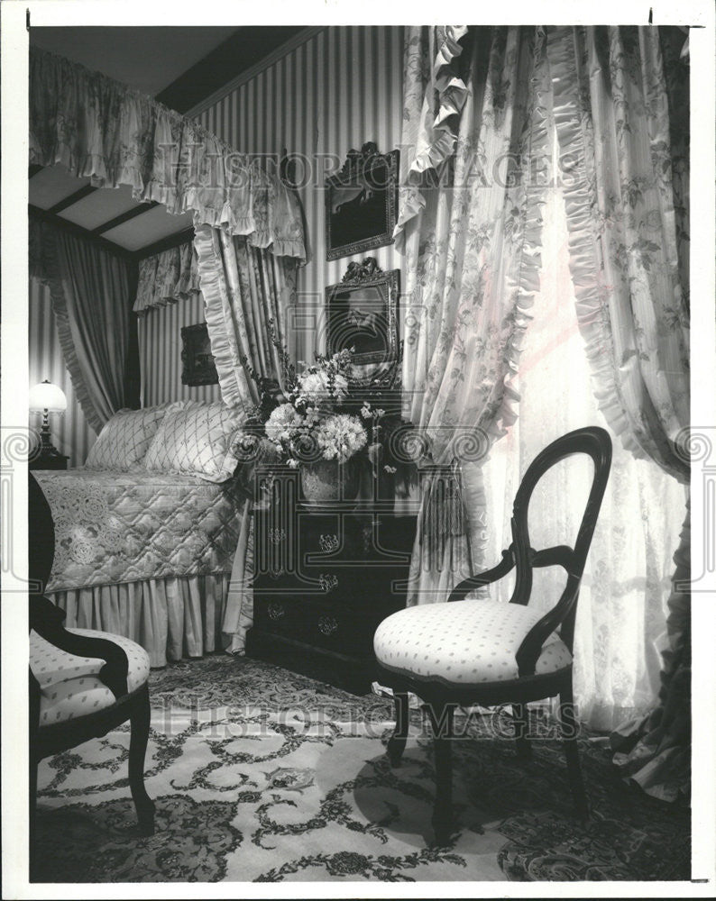 1989 Press Photo A Romantic Setting For A 20th-Century Bedroom - Historic Images