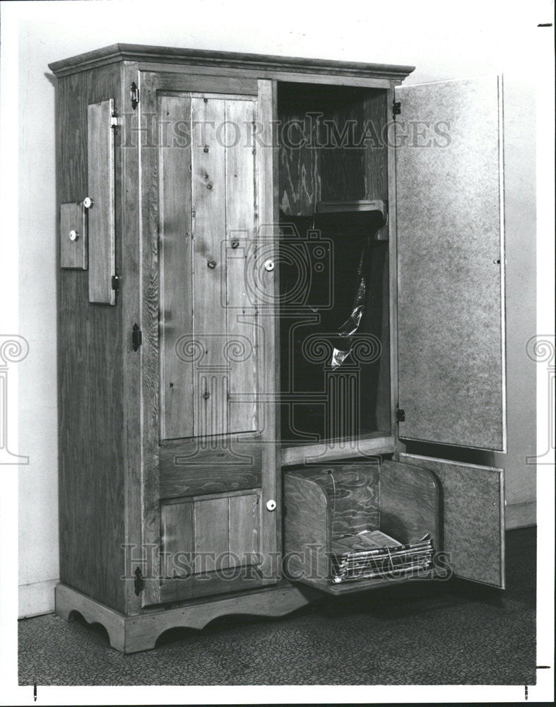 1993 Press Photo Early American style cabinet crusher chute disposing cans - Historic Images