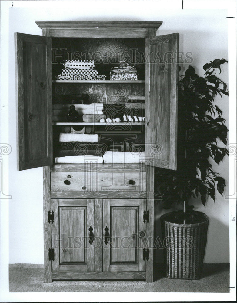 1989 Press Photo Country Style Linen Closet - Historic Images