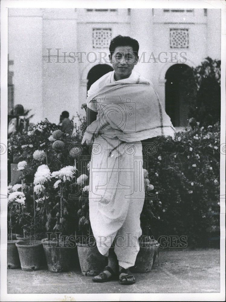 1957 Press Photo Japanese Volunteer Calcutta India Dhoti Dress - Historic Images