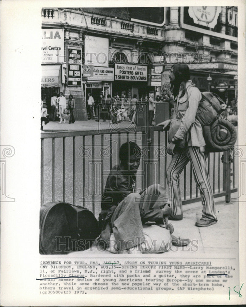 1972 Press Photo Larry Mangerelli Pairlawn survey Scene London Piccadilly Circus - Historic Images